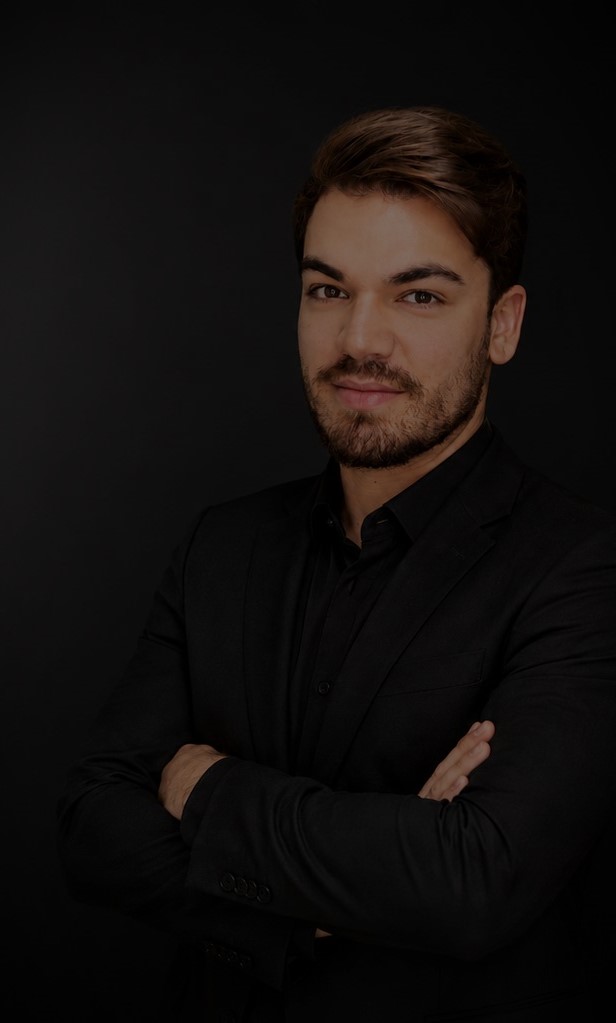 Advogado Lucas H. Rodrigues em seu escritório corporativo